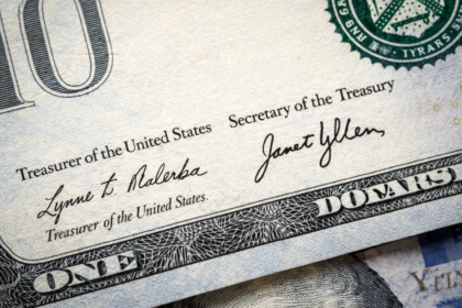 Aclaran que Trump no firmará billetes de dólar estadounidense