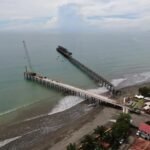 Según lo presentado, el proyecto se desarrollaría en varias fases entre 2026 y 2031 y podría generar entre 500 y 800 empleos, principalmente en áreas técnicas relacionadas con mantenimiento naval, ingeniería, operaciones marítimas y servicios industriales.