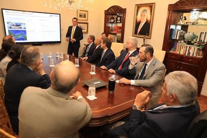 Puerto Armuelles apunta a polo naval del Pacífico Durante la presentación, ejecutivos de la compañía señalaron que la estructura flotante estaría diseñada para soportar buques de hasta 130,000 toneladas y tendría una extensión aproximada de 400 metros. Cortesía.