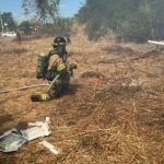 Simulacro en Panamá Oeste fortalece respuesta ante emergencias aeronáuticas ambientales Un simulacro de alta complejidad desarrollado en playa Malibú, en Gorgona, provincia de Panamá Oeste, permitió fortalecer la capacidad de respuesta ante emergencias aeronáuticas y ambientales, tras simular la caída de una avioneta con víctimas y un incendio de masa vegetal por derrame de combustible. El ejercicio involucró a unidades de emergencia que pusieron a prueba sus protocolos de actuación en un escenario que exigía rapidez, coordinación y manejo simultáneo de rescate y control de incendios, replicando condiciones reales de alto riesgo. Durante la jornada se evaluaron los tiempos de reacción, así como la capacidad de respuesta interinstitucional, destacando la importancia de la articulación entre las entidades para atender incidentes de gran magnitud. El simulacro incluyó fases fundamentales como la planificación estratégica, coordinación operativa, comunicación previa, ejecución en campo y evaluación de resultados, permitiendo identificar oportunidades de mejora en los procedimientos. Asimismo, el ejercicio facilitó la retroalimentación del personal participante, fortaleciendo las competencias técnicas y operativas necesarias para enfrentar emergencias complejas en escenarios reales.
