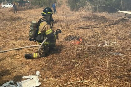 Simulacro en Panamá Oeste fortalece respuesta ante emergencias aeronáuticas ambientales Un simulacro de alta complejidad desarrollado en playa Malibú, en Gorgona, provincia de Panamá Oeste, permitió fortalecer la capacidad de respuesta ante emergencias aeronáuticas y ambientales, tras simular la caída de una avioneta con víctimas y un incendio de masa vegetal por derrame de combustible. El ejercicio involucró a unidades de emergencia que pusieron a prueba sus protocolos de actuación en un escenario que exigía rapidez, coordinación y manejo simultáneo de rescate y control de incendios, replicando condiciones reales de alto riesgo. Durante la jornada se evaluaron los tiempos de reacción, así como la capacidad de respuesta interinstitucional, destacando la importancia de la articulación entre las entidades para atender incidentes de gran magnitud. El simulacro incluyó fases fundamentales como la planificación estratégica, coordinación operativa, comunicación previa, ejecución en campo y evaluación de resultados, permitiendo identificar oportunidades de mejora en los procedimientos. Asimismo, el ejercicio facilitó la retroalimentación del personal participante, fortaleciendo las competencias técnicas y operativas necesarias para enfrentar emergencias complejas en escenarios reales.