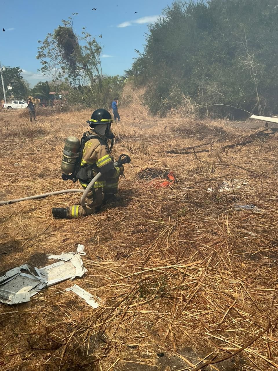 Un simulacro de alta complejidad desarrollado en playa Malibú, en Gorgona, provincia de Panamá Oeste, permitió fortalecer la capacidad de respuesta ante emergencias aeronáuticas y ambientales, tras simular la caída de una avioneta con víctimas y un incendio de masa vegetal por derrame de combustible. El ejercicio involucró a unidades de emergencia que pusieron a prueba sus protocolos de actuación en un escenario que exigía rapidez, coordinación y manejo simultáneo de rescate y control de incendios, replicando condiciones reales de alto riesgo. Durante la jornada se evaluaron los tiempos de reacción, así como la capacidad de respuesta interinstitucional, destacando la importancia de la articulación entre las entidades para atender incidentes de gran magnitud. El simulacro incluyó fases fundamentales como la planificación estratégica, coordinación operativa, comunicación previa, ejecución en campo y evaluación de resultados, permitiendo identificar oportunidades de mejora en los procedimientos. Asimismo, el ejercicio facilitó la retroalimentación del personal participante, fortaleciendo las competencias técnicas y operativas necesarias para enfrentar emergencias complejas en escenarios reales.