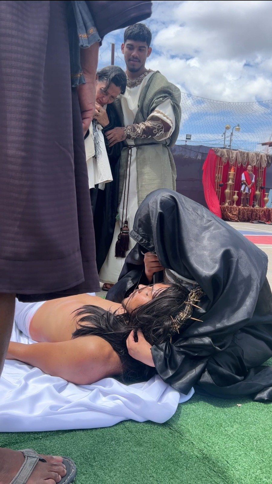 Privados de libertad representan Pasión de Cristo Penonomé Unos 60 privados de libertad representaron la Pasión de Cristo en Penonomé. La actividad se desarrolló en el Centro Penitenciario de Penonomé como parte de una iniciativa de resocialización impulsada por el Sistema Penitenciario de Panamá, enfocada en promover valores y disciplina entre la población privada de libertad. La representación permitió recrear uno de los episodios más significativos de la tradición cristiana, generando un espacio de reflexión espiritual y crecimiento personal para los participantes.