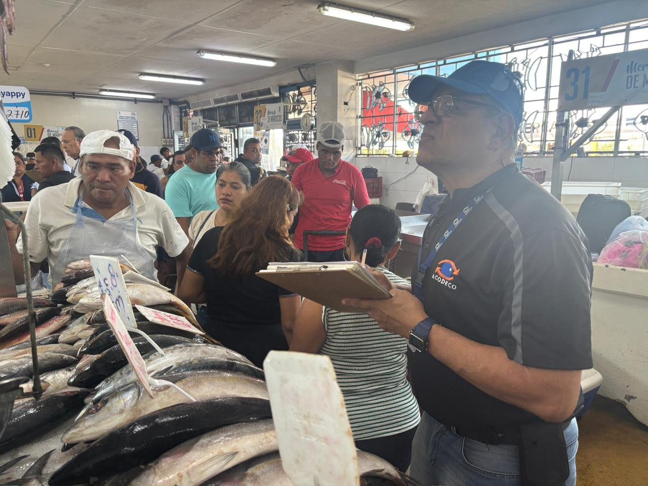 Acodeco verifica balanzas y precios en mercado mariscos