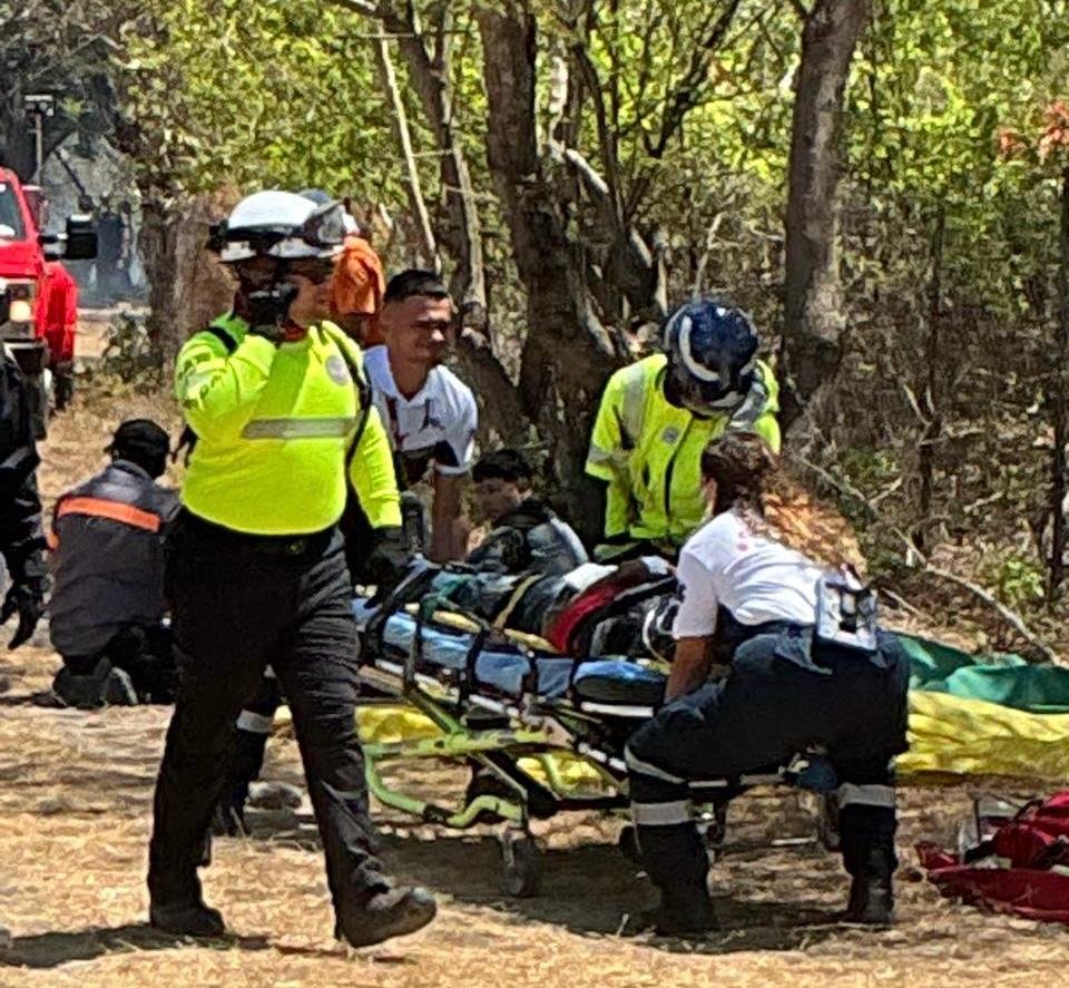 bomberos panameños trabajan en equipo