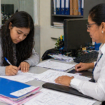 estudiante entregando documentacion para su beca panama