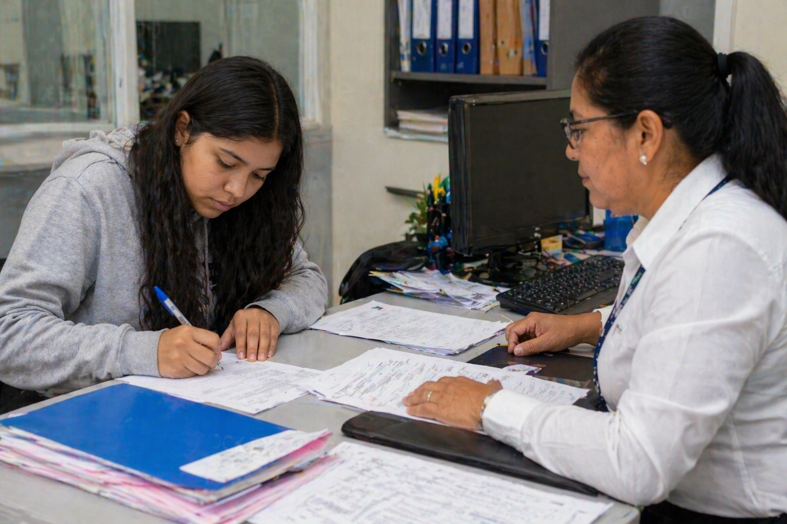 estudiante entregando documentacion para su beca panama
