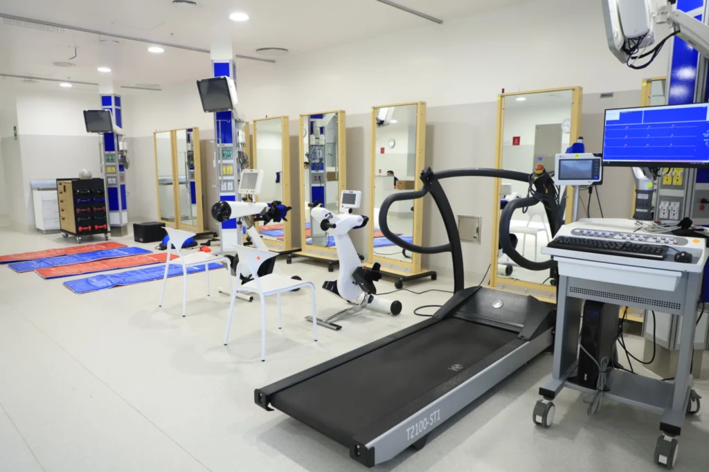 css inaugura moderna unidad de rehabilitación cardiaca en la ciudad de la salud . 