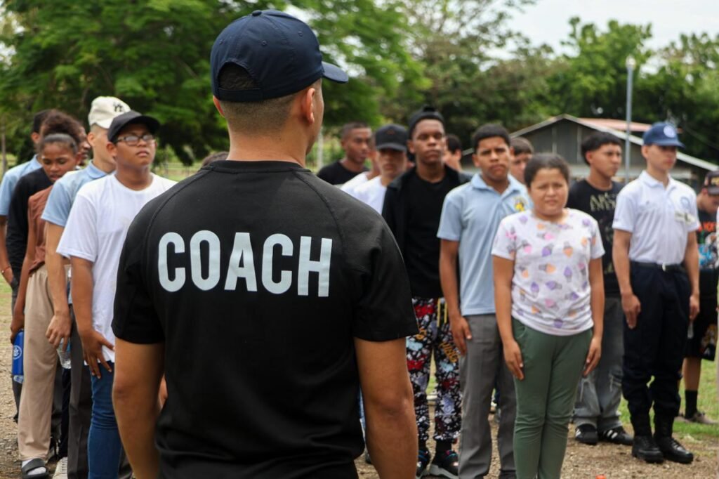 ministerio de gobierno impulsa campamento juvenil para prevenir violencia 1