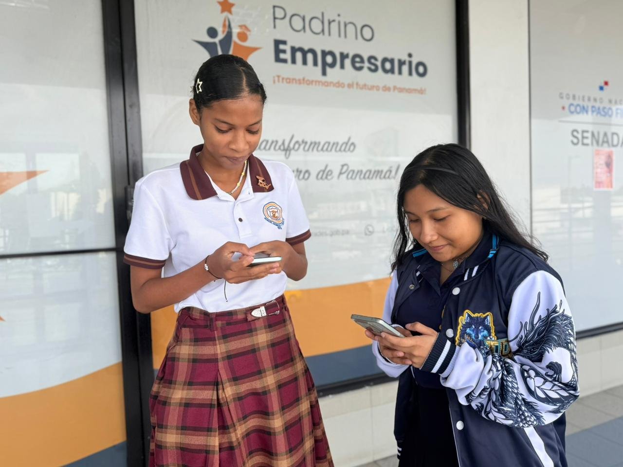 MIDES transforma becas estudiantiles con innovador sistema digital nacional Más de 200 jóvenes reciben becas digitales mediante plataforma bancaria BEN.
