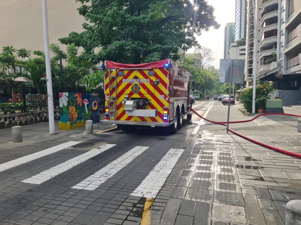 En incendios de gran magnitud, estas conexiones se convierten en puntos estratégicos para sostener simultáneamente el trabajo de varias unidades de emergencia.