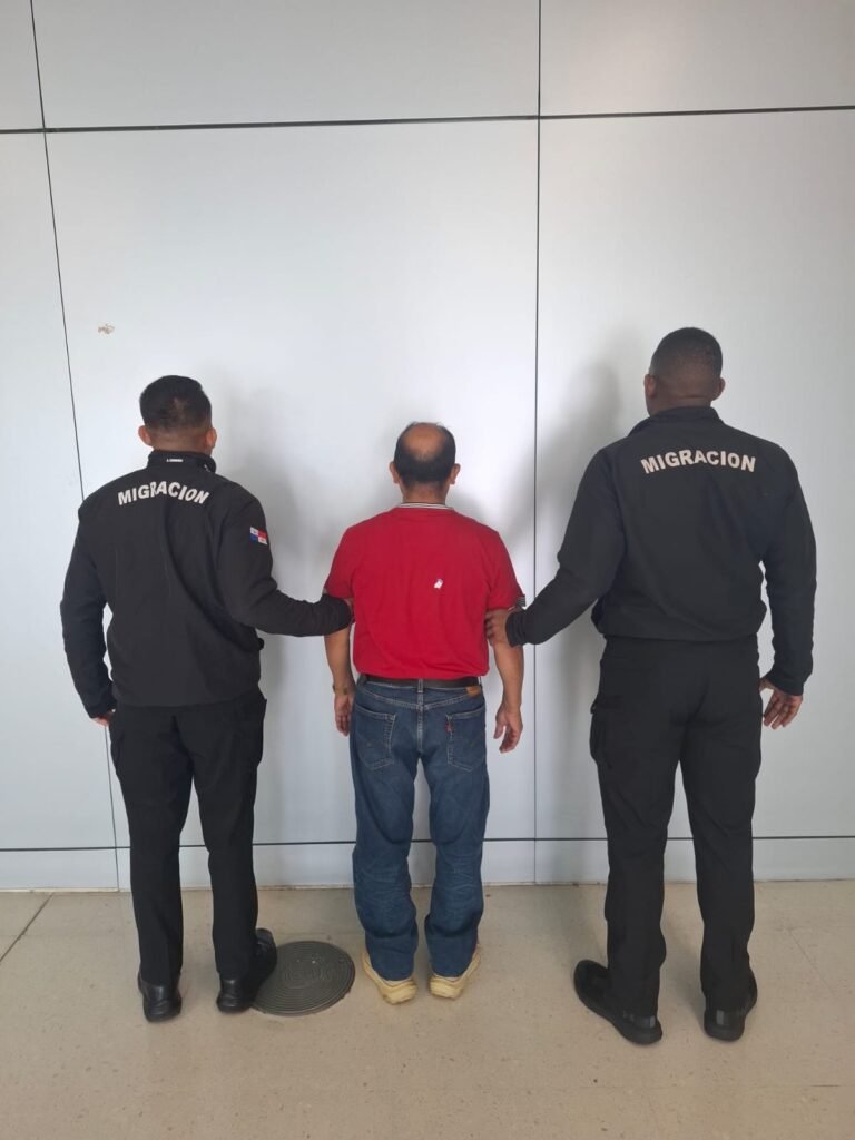 Panamá bloquea tránsito migratorio a ofensor sexual procedente de México Panamá impide tránsito internacional de ciudadano con antecedentes sexuales
El Servicio Nacional de Migración impidió el tránsito internacional de un ciudadano mexicano luego de detectar antecedentes vinculados a delitos sexuales durante los controles migratorios realizados en el Aeropuerto Internacional de Tocumen.