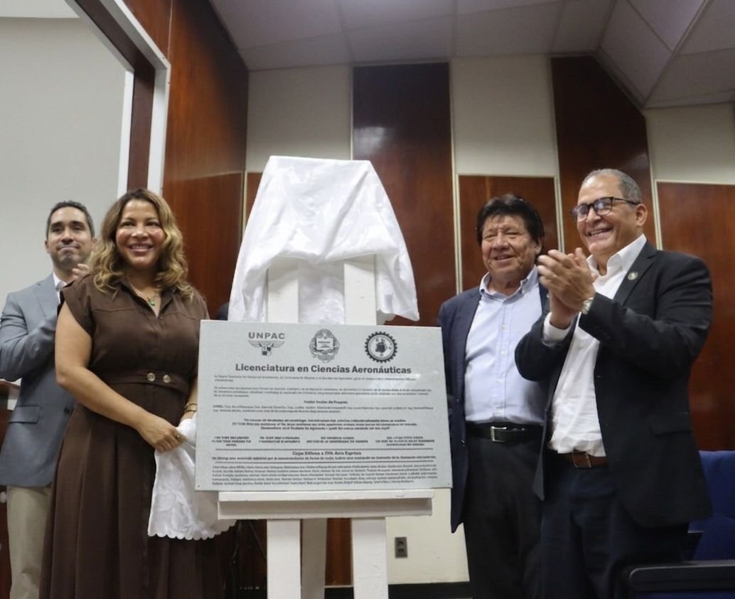 Universidad de Panamá inicia histórica licenciatura para pilotos comerciales Universidad de Panamá inició la primera Licenciatura en Ciencias Aeronáuticas para pilotos comerciales en Latinoamérica.