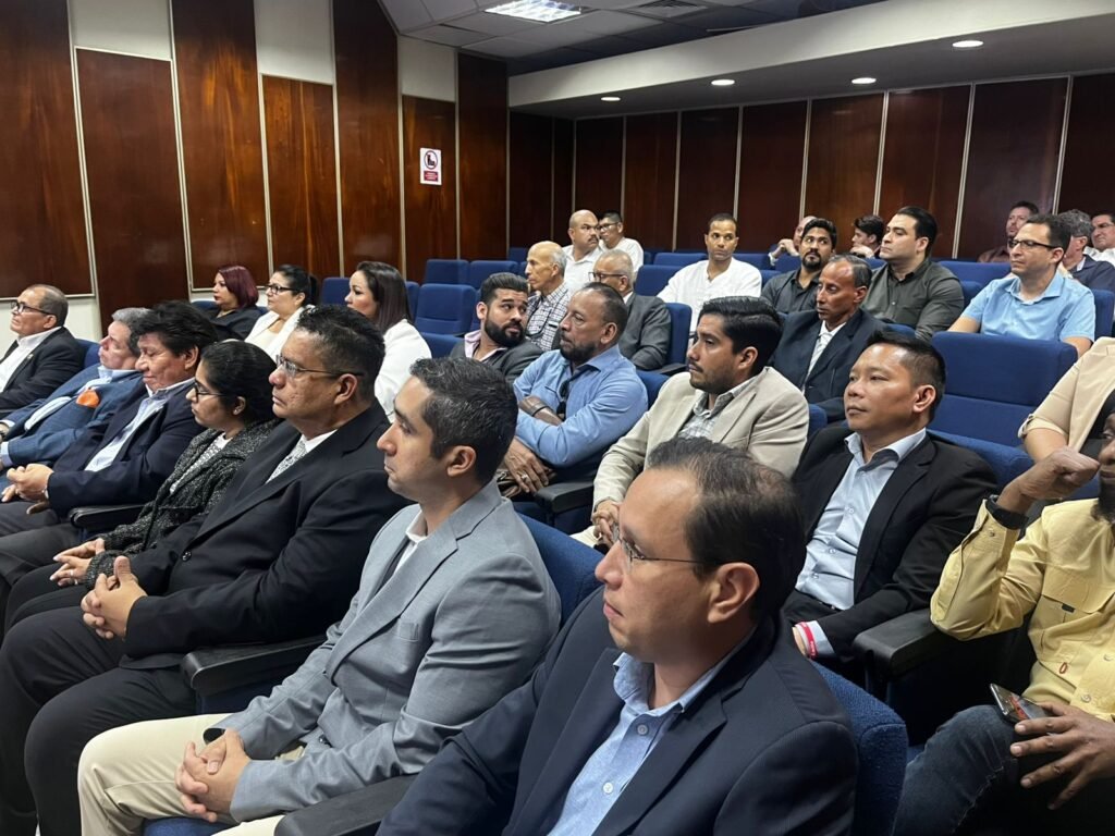 Universidad de Panamá inicia histórica licenciatura para pilotos comerciales “El objetivo es profesionalizar una carrera que carecía de reconocimiento académico formal. Creamos un diseño curricular adaptado a las necesidades reales del piloto comercial”, sostuvo Martínez.