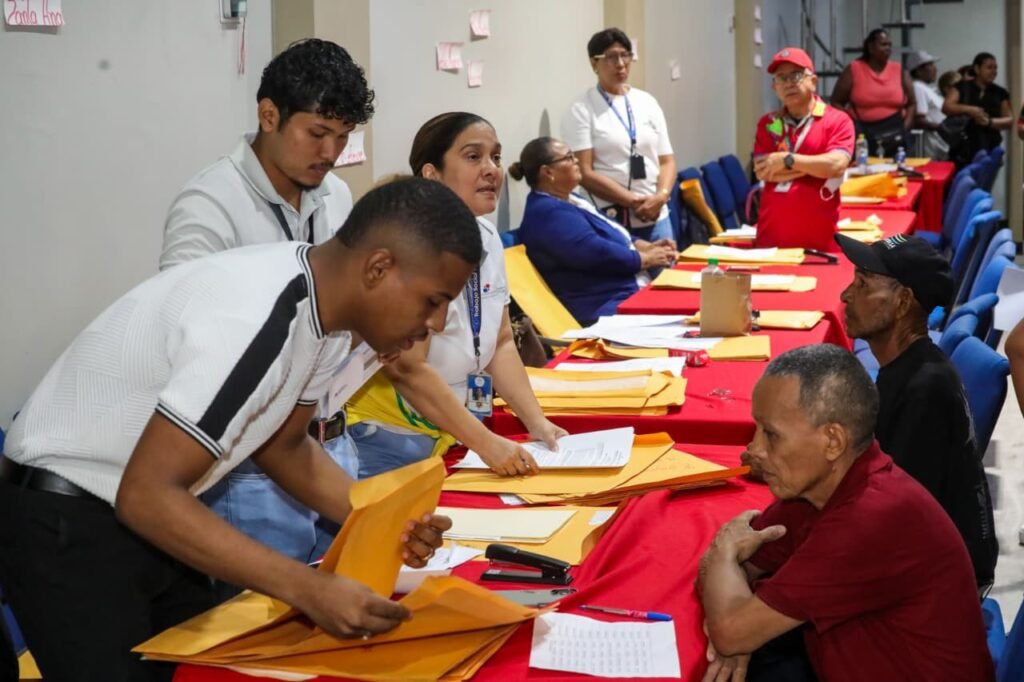 Asimismo, el MIDES impulsa iniciativas complementarias como huertos de subsistencia, proyectos artesanales y acompañamiento territorial para ayudar a las familias a superar condiciones de pobreza y exclusión social.