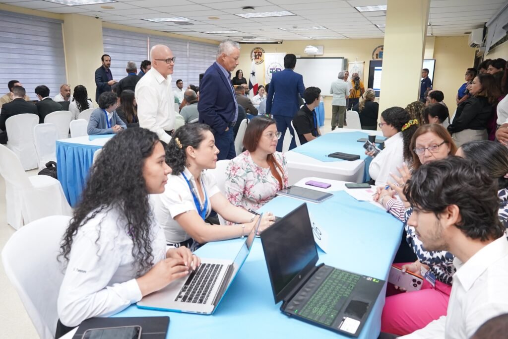 UTP y Senacyt impulsan diálogo estratégico entre academia y empresas para fortalecer innovación tecnológica en Panamá.