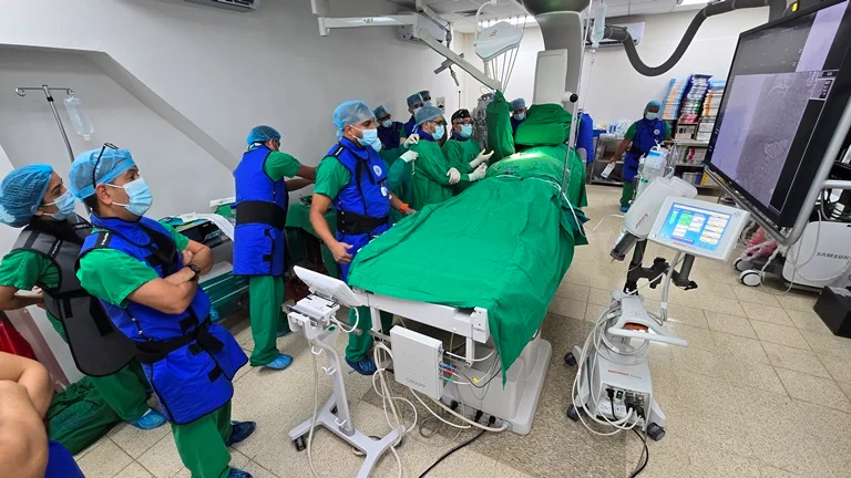 El tratamiento de tumores en la región de Azuero dio un paso importante con la incorporación de una nueva tecnología médica en el Hospital Dr. Gustavo Nelson Collado de Chitré, donde especialistas de la Caja de Seguro Social (CSS) realizaron por primera vez procedimientos de ablación térmica por microondas.
Esta técnica de vanguardia fue aplicada con éxito en pacientes con nódulos tiroideos benignos y en un paciente diagnosticado con hepatocarcinoma, ampliando las opciones disponibles para el tratamiento de tumores dentro del sistema público de salud.