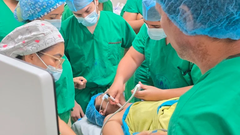 El especialista destacó que uno de los principales beneficios de esta tecnología es que permite ofrecer una opción segura, efectiva y de rápida recuperación para los pacientes.
Además, reduce la necesidad de intervenciones quirúrgicas más complejas y contribuye a mejorar la calidad de vida de las personas que enfrentan enfermedades oncológicas o afecciones relacionadas