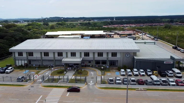 La provincia de Chiriquí avanza en el fortalecimiento de los servicios especializados de salud con la puesta en funcionamiento de dos modernos quirófanos oftalmológicos en la Policlínica Especializada Dr. Rodrigo Hidalgo, donde ya se realizan cirugías de cataratas y pterigión mediante una coordinación entre la Caja de Seguro Social (CSS) y el Ministerio de Salud (Minsa).