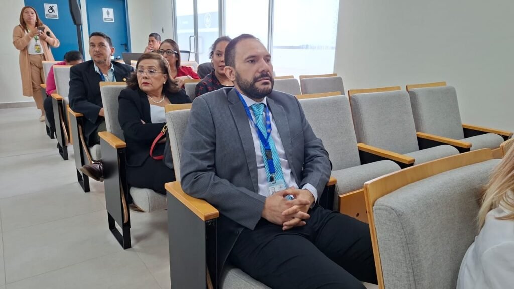 Entre las principales acciones destaca la reorganización de los servicios hospitalarios, donde el Hospital Dr. Cecilio A. Castillero, en Herrera, se proyecta como Hospital Materno Infantil, mientras que el Hospital Nelson Collado, en Chitré, fortalecerá su capacidad para cirugías y atención de especialidades.