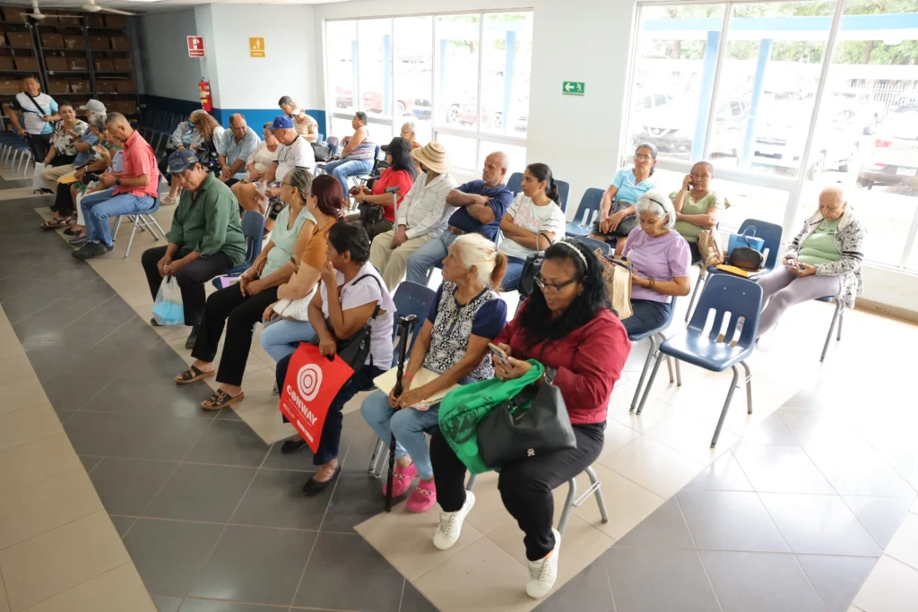 Las valoraciones estuvieron dirigidas a pacientes previamente seleccionados y contactados, tanto asegurados como no asegurados, quienes forman parte de la lista de espera para cirugía de cataratas. El objetivo es garantizar que cada persona se encuentre en condiciones adecuadas para someterse al procedimiento quirúrgico.