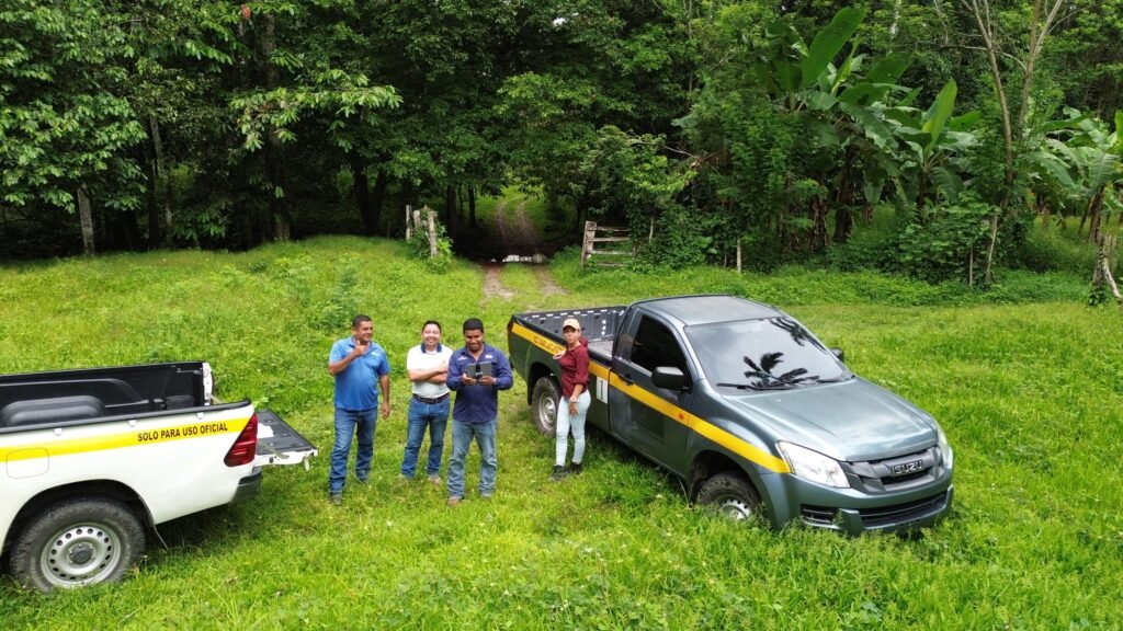 
Las aeronaves no tripuladas son utilizadas para realizar labores de fumigación en extensas parcelas agrícolas, tanto en Bocas del Toro como en otras regiones productivas de Panamá, permitiendo optimizar tiempos de trabajo, reducir costos operativos y mejorar la eficiencia en la aplicación de insumos agrícolas.