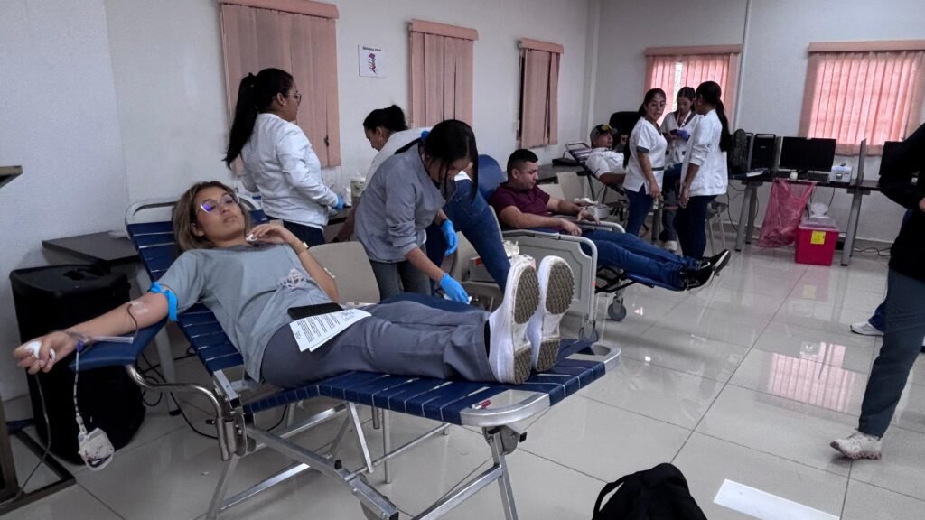 El personal del Banco de Sangre del Hospital Regional Dr. Rafael Hernández, en David, junto con estudiantes de la Universidad de las Américas (UDELAS), desarrolló una jornada de donación voluntaria en conmemoración del Día Mundial del Donante de Sangre, una iniciativa orientada a fortalecer las reservas sanguíneas y promover la cultura de la donación altruista en la provincia de Chiriquí.