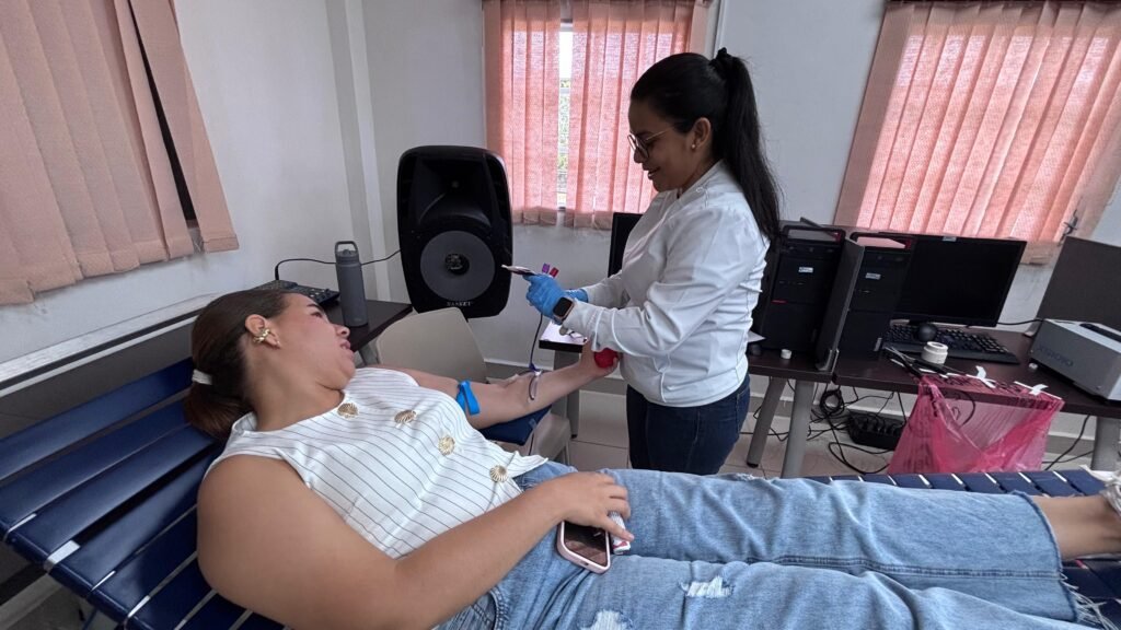¿Cuáles son los tipos de sangre más difíciles de conseguir?
Entre los grupos sanguíneos menos frecuentes se encuentra el tipo AB negativo, considerado uno de los más escasos a nivel mundial. También el B negativo registra una baja proporción dentro de la población.
Por otro lado, el O negativo es especialmente valioso porque puede ser utilizado en transfusiones de emergencia para pacientes de cualquier grupo sanguíneo, razón por la cual suele ser uno de los tipos con mayor demanda en los hospitales.