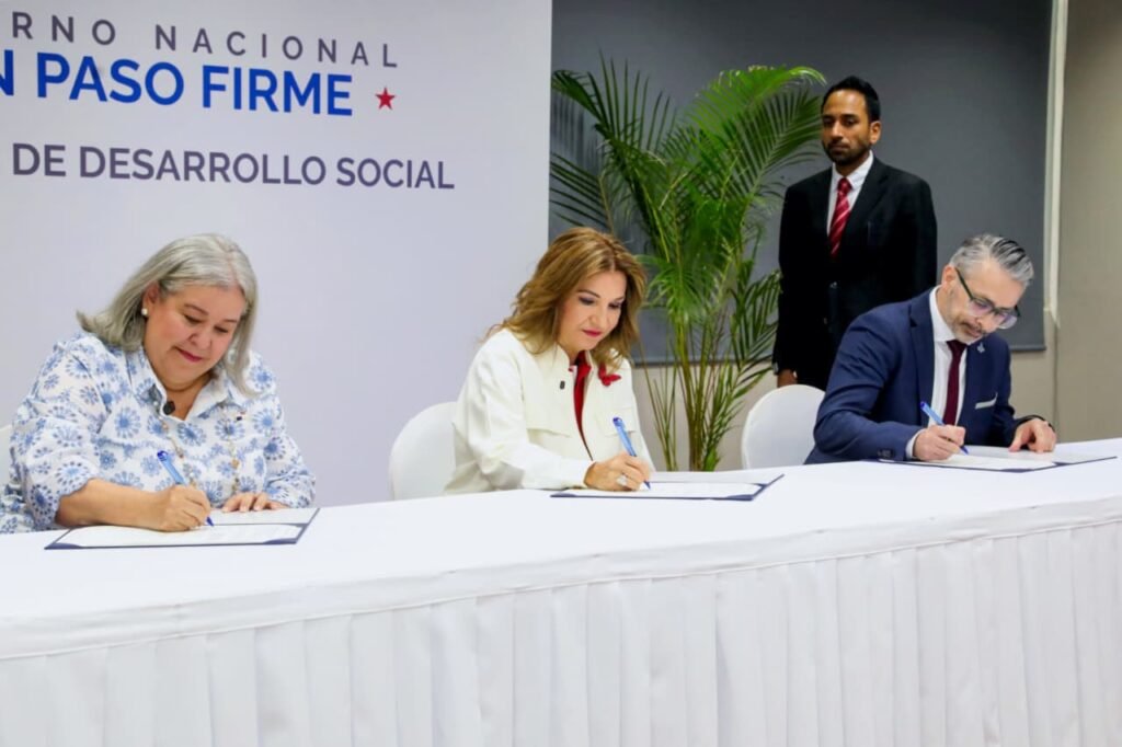 La plataforma utiliza inteligencia artificial para adaptar contenidos, actividades y recursos al ritmo de aprendizaje, habilidades y necesidades de cada estudiante.