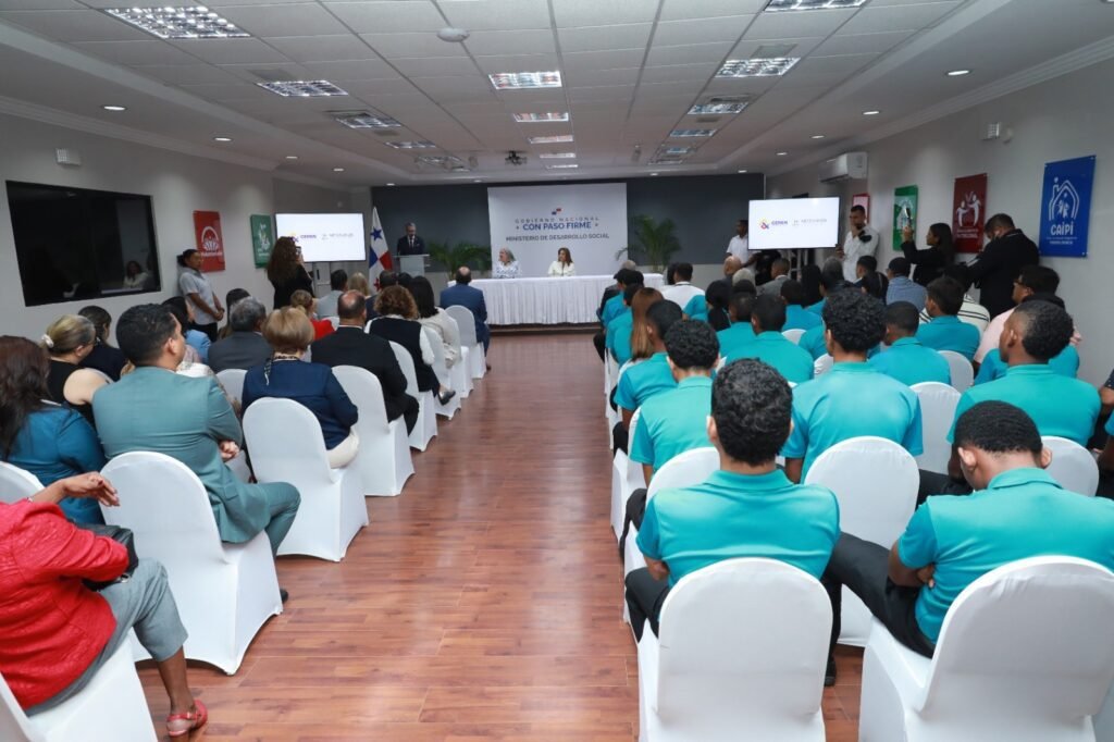 La plataforma utiliza inteligencia artificial para adaptar contenidos, actividades y recursos al ritmo de aprendizaje, habilidades y necesidades de cada estudiante.