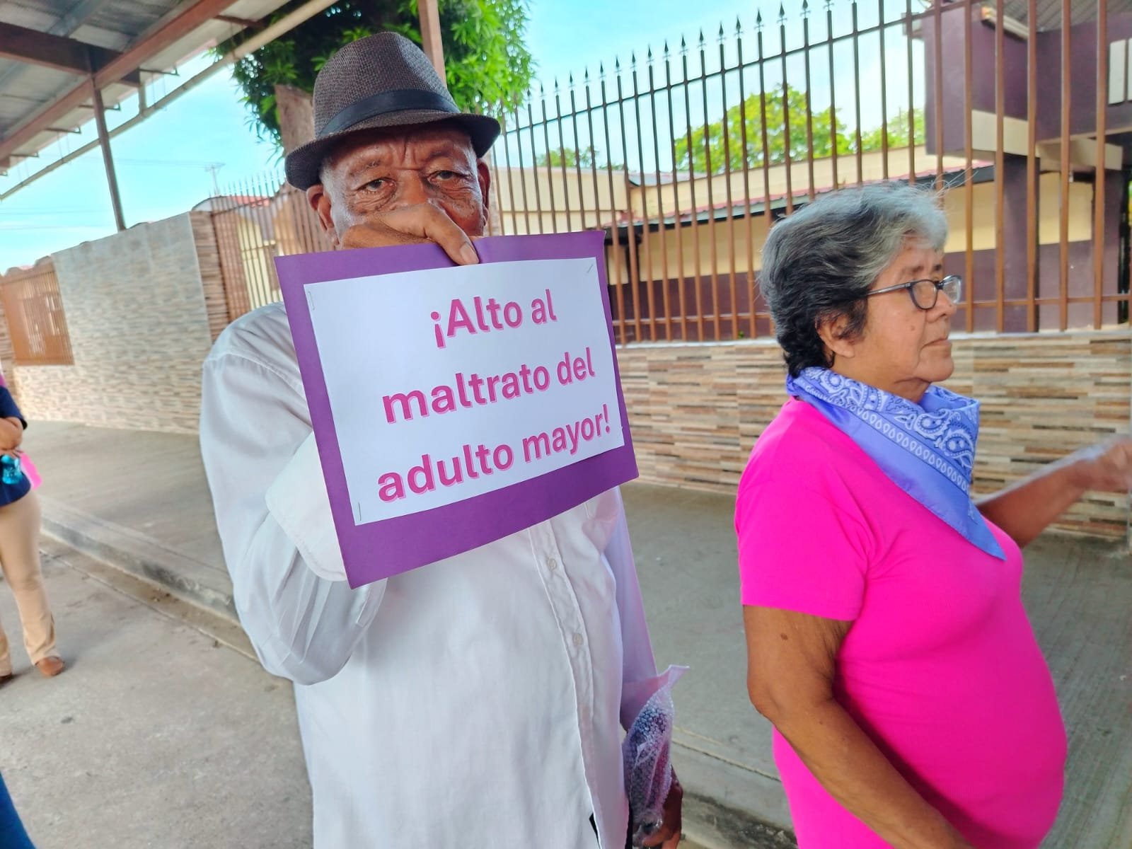 Adultos mayores promueven respeto y dignidad en caminata contra el maltrato en la vejez
