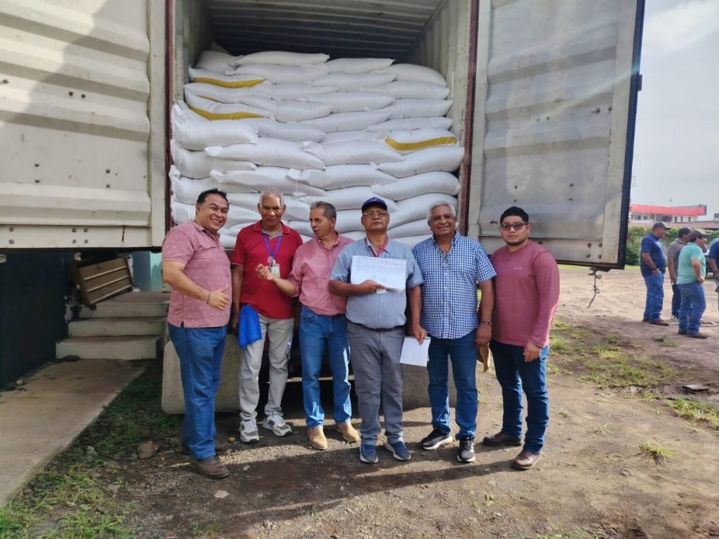 Panamá inició la distribución de fertilizantes donados por Marruecos para impulsar la agricultura familiar, mejorar la productividad y fortalecer la seguridad alimentaria.