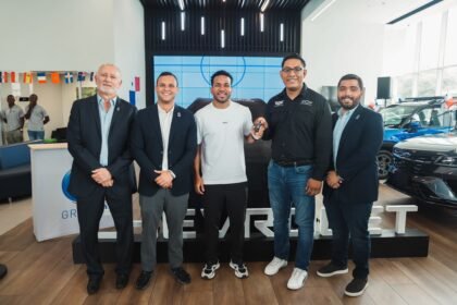 José "Gasper" Murillo recibe un Chevrolet Groove tras ser MVP de la LPF