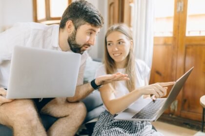 Cada vez más personas buscan síntomas en internet o consultan a la inteligencia artificial antes de acudir al médico. Expertos recomiendan hacerlo con criterio.