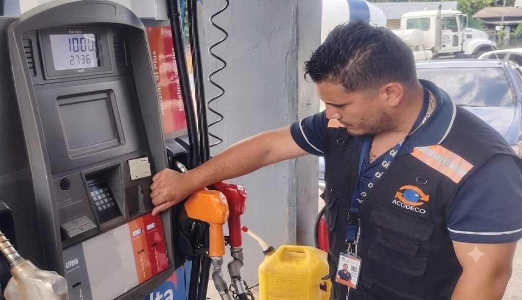 En Las Tablas se detectó que una estación no mantenía visibles los precios oficiales establecidos por la Secretaría Nacional de Energía, mientras que las estaciones verificadas en Tonosí cumplían con esta obligación.