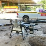 ¿Por qué un dron se ha convertido en una herramienta estratégica para el agro? Los drones agrícolas permiten realizar aplicaciones de fertilizantes y productos fitosanitarios con gran precisión, reduciendo el desperdicio de insumos y optimizando los tiempos de trabajo. Además, pueden cubrir extensas áreas en pocos minutos, acceder a terrenos difíciles y disminuir la exposición directa de los trabajadores a los agroquímicos.