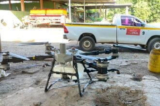¿Por qué un dron se ha convertido en una herramienta estratégica para el agro? Los drones agrícolas permiten realizar aplicaciones de fertilizantes y productos fitosanitarios con gran precisión, reduciendo el desperdicio de insumos y optimizando los tiempos de trabajo. Además, pueden cubrir extensas áreas en pocos minutos, acceder a terrenos difíciles y disminuir la exposición directa de los trabajadores a los agroquímicos.