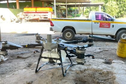 ¿Por qué un dron se ha convertido en una herramienta estratégica para el agro? Los drones agrícolas permiten realizar aplicaciones de fertilizantes y productos fitosanitarios con gran precisión, reduciendo el desperdicio de insumos y optimizando los tiempos de trabajo. Además, pueden cubrir extensas áreas en pocos minutos, acceder a terrenos difíciles y disminuir la exposición directa de los trabajadores a los agroquímicos.