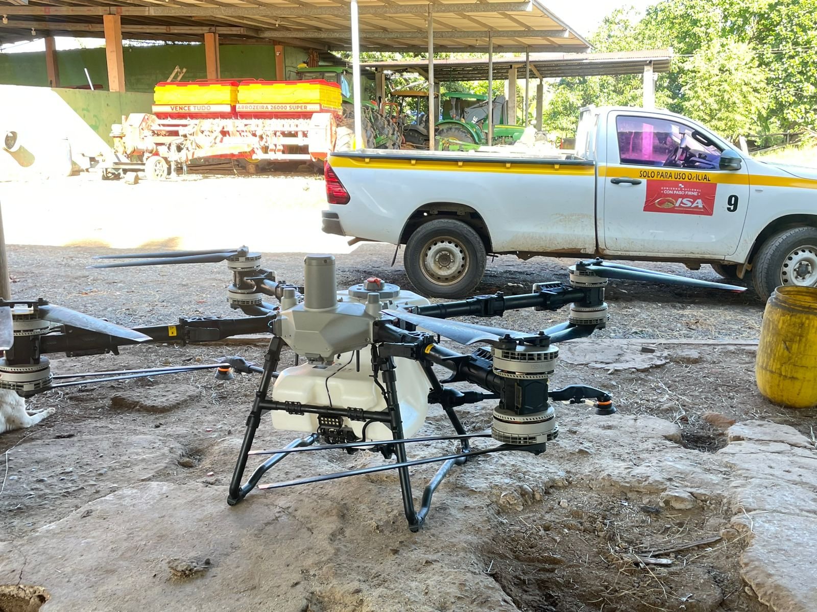 ¿Por qué un dron se ha convertido en una herramienta estratégica para el agro? Los drones agrícolas permiten realizar aplicaciones de fertilizantes y productos fitosanitarios con gran precisión, reduciendo el desperdicio de insumos y optimizando los tiempos de trabajo. Además, pueden cubrir extensas áreas en pocos minutos, acceder a terrenos difíciles y disminuir la exposición directa de los trabajadores a los agroquímicos.