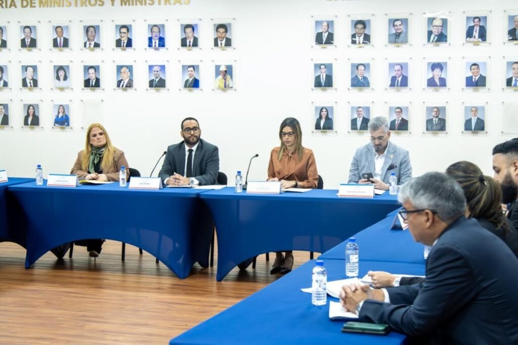 Mitradel e Inadeh coordinan proyectos para ampliar la capacitación laboral