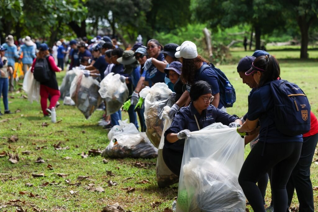 Cientos de voluntarios se unen en la 35ª limpieza nacional de playas en Panamá para retirar desechos de los ecosistemas marinos del país.