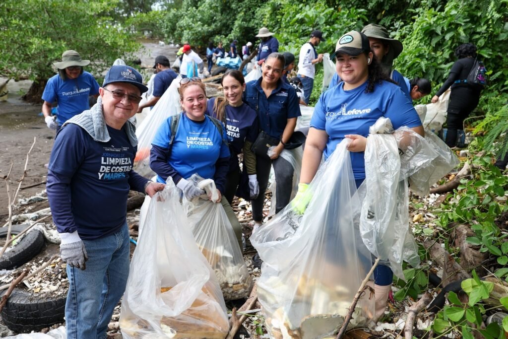 Cientos de voluntarios se unen en la 35ª limpieza nacional de playas en Panamá para retirar desechos de los ecosistemas marinos del país.