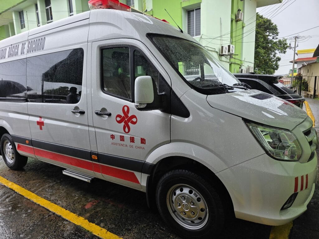 China dona 70 equipos solares y una ambulancia para apoyar a familias sin electricidad y facilitar el traslado de pacientes en Panamá Oeste.