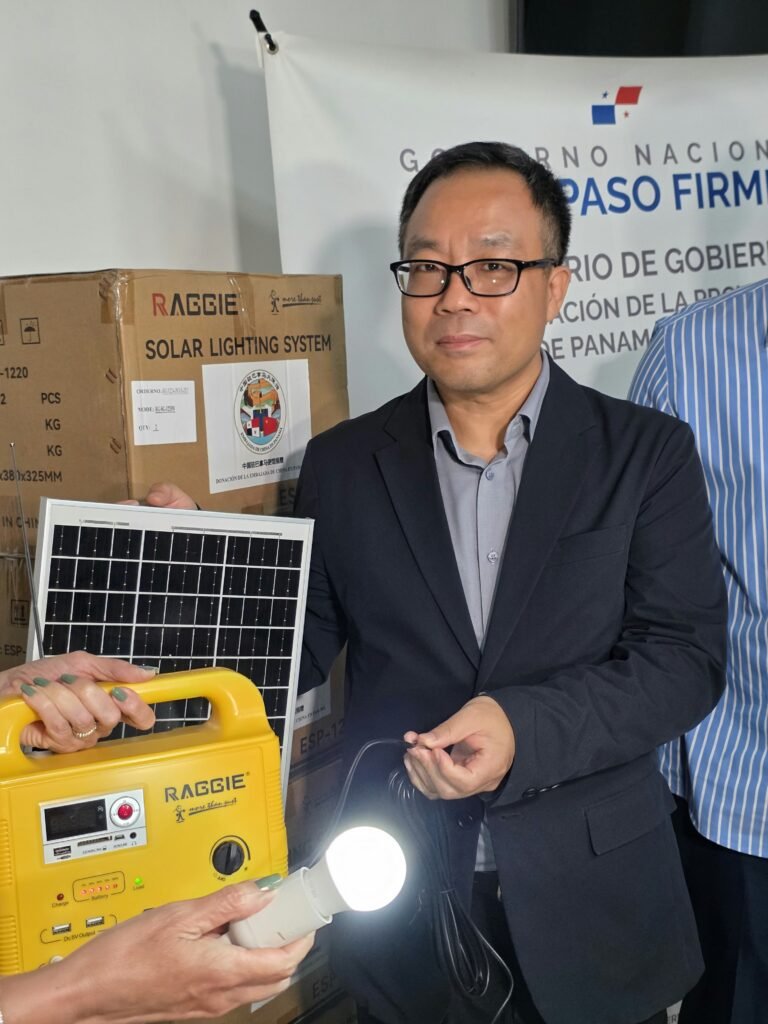 China dona 70 equipos solares y una ambulancia para apoyar a familias sin electricidad y facilitar el traslado de pacientes en Panamá Oeste.