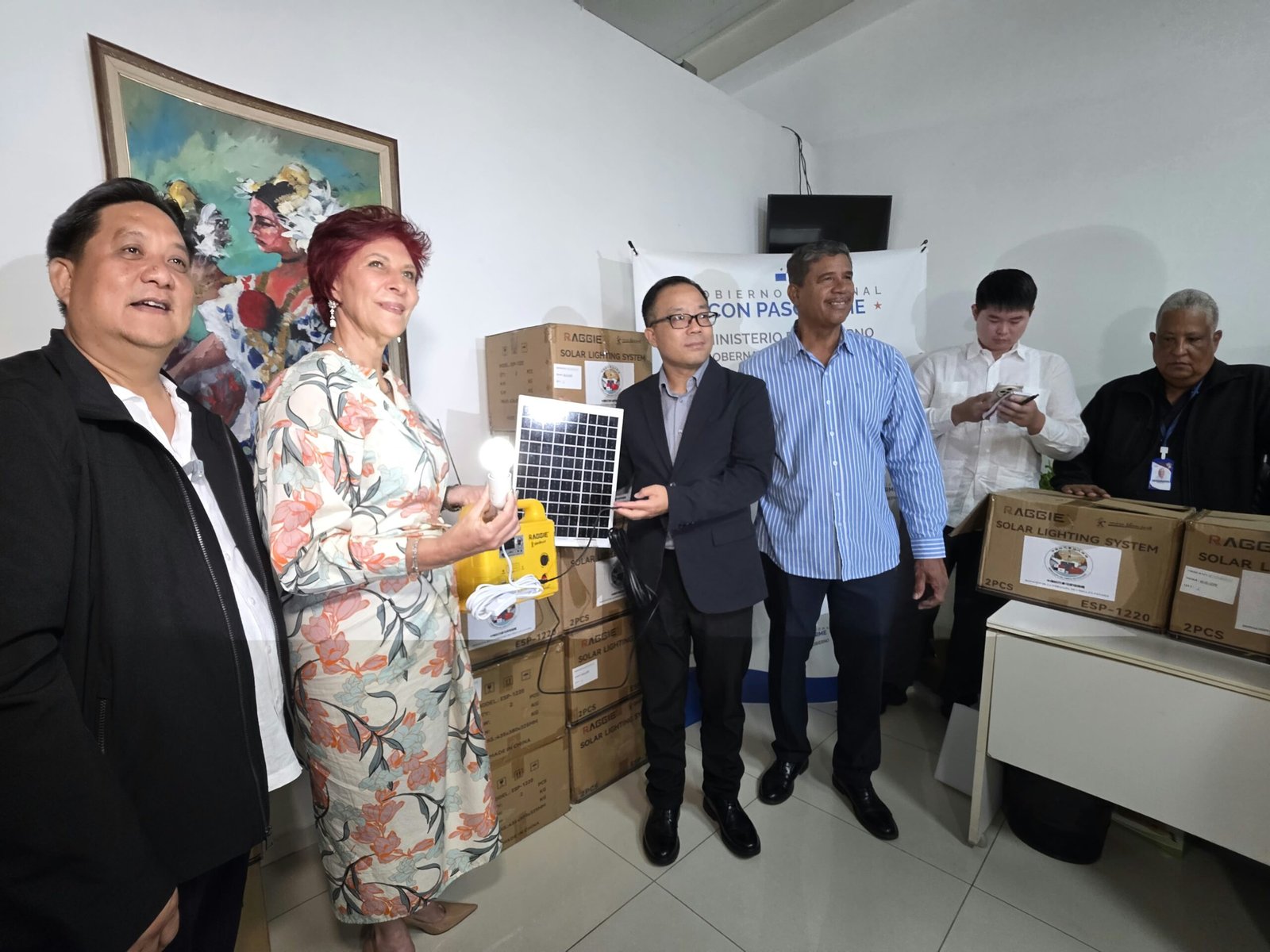 donación de equipos solares y ambulancia en Panamá Oeste