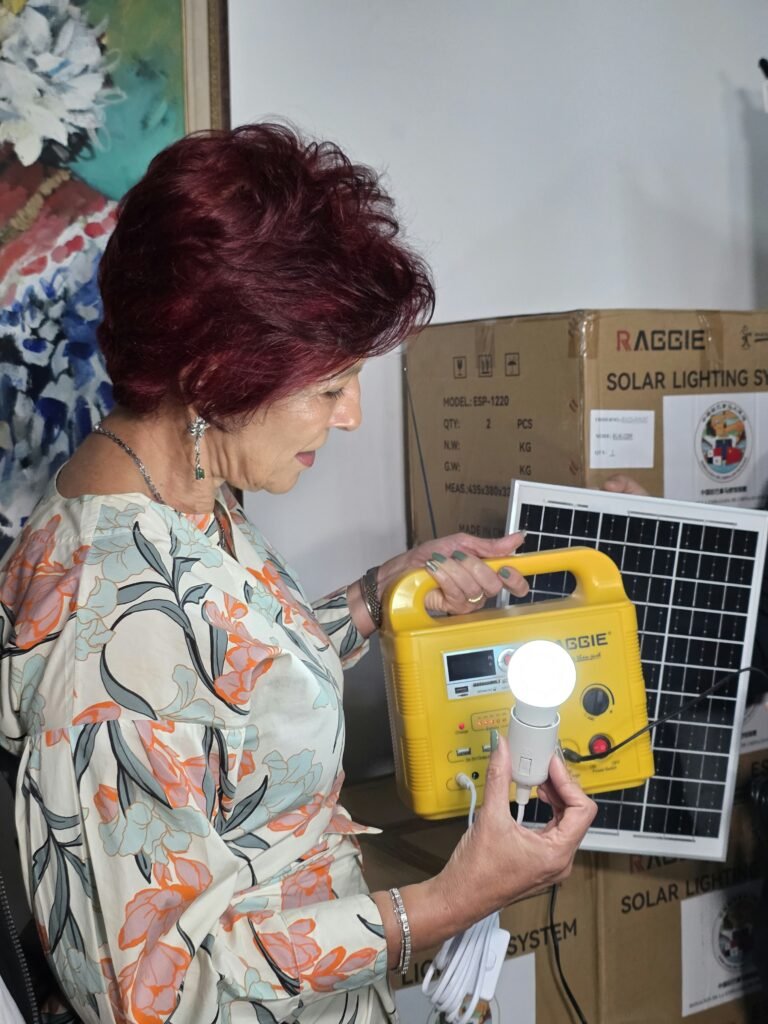 China dona 70 equipos solares y una ambulancia para apoyar a familias sin electricidad y facilitar el traslado de pacientes en Panamá Oeste.