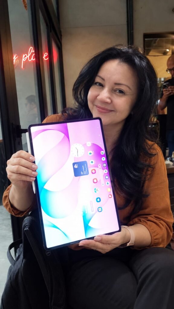 La Galaxy Tab S12 Ultra tiene un grosor de 5,1 milímetros, característica que la convierte, según Samsung, en la tableta más delgada de su línea Galaxy Tab. La compañía también destaca su capacidad para ejecutar tareas exigentes, desde actividades profesionales hasta cursos en línea, sin depender de un espacio de trabajo fijo.
En cuanto a la batería, Samsung anuncia una autonomía de hasta 23 horas para la Galaxy Tab S12 Ultra y de hasta 21 horas para la Galaxy Tab S12+, según sus pruebas. La empresa indica que ambos modelos pueden completar una carga del 0 % al 100 % en aproximadamente 95 minutos. La duración real dependerá de las aplicaciones utilizadas, la configuración y las condiciones de uso.