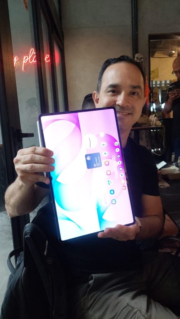 La Galaxy Tab S12 Ultra tiene un grosor de 5,1 milímetros, característica que la convierte, según Samsung, en la tableta más delgada de su línea Galaxy Tab. La compañía también destaca su capacidad para ejecutar tareas exigentes, desde actividades profesionales hasta cursos en línea, sin depender de un espacio de trabajo fijo.
En cuanto a la batería, Samsung anuncia una autonomía de hasta 23 horas para la Galaxy Tab S12 Ultra y de hasta 21 horas para la Galaxy Tab S12+, según sus pruebas. La empresa indica que ambos modelos pueden completar una carga del 0 % al 100 % en aproximadamente 95 minutos. La duración real dependerá de las aplicaciones utilizadas, la configuración y las condiciones de uso.