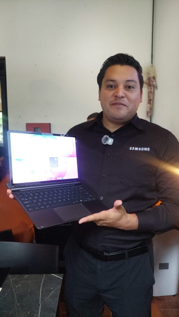 La Galaxy Tab S12 Ultra tiene un grosor de 5,1 milímetros, característica que la convierte, según Samsung, en la tableta más delgada de su línea Galaxy Tab. La compañía también destaca su capacidad para ejecutar tareas exigentes, desde actividades profesionales hasta cursos en línea, sin depender de un espacio de trabajo fijo.
En cuanto a la batería, Samsung anuncia una autonomía de hasta 23 horas para la Galaxy Tab S12 Ultra y de hasta 21 horas para la Galaxy Tab S12+, según sus pruebas. La empresa indica que ambos modelos pueden completar una carga del 0 % al 100 % en aproximadamente 95 minutos. La duración real dependerá de las aplicaciones utilizadas, la configuración y las condiciones de uso.